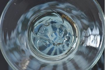 アンティーク雑貨　古民具・骨董　和ガラス　緑暈し玉垂れ文　なつめ形の氷コップ