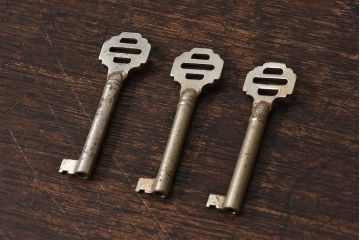アンティーク雑貨　イギリスアンティーク　シャビーな質感が味わい深いキー(鍵、カギ)3本セット