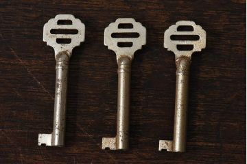 アンティーク雑貨　イギリスアンティーク　シャビーな質感が味わい深いキー(鍵、カギ)3本セット
