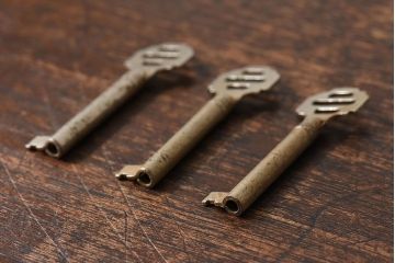 アンティーク雑貨　イギリスアンティーク　シャビーな質感が味わい深いキー(鍵、カギ)3本セット
