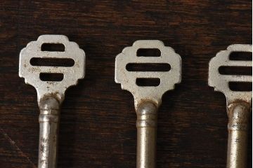 アンティーク雑貨　イギリスアンティーク　シャビーな質感が味わい深いキー(鍵、カギ)3本セット