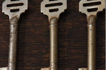 アンティーク雑貨　イギリスアンティーク　シャビーな質感が味わい深いキー(鍵、カギ)3本セット