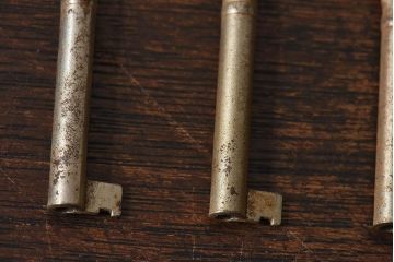 アンティーク雑貨　イギリスアンティーク　シャビーな質感が味わい深いキー(鍵、カギ)3本セット