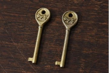アンティーク雑貨　昭和レトロ　シャビーな質感が味わい深いキー(鍵、カギ)2本セット