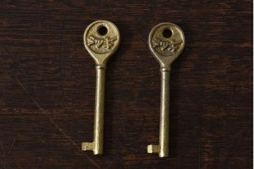 アンティーク雑貨　昭和レトロ　シャビーな質感が味わい深いキー(鍵、カギ)2本セット