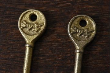 アンティーク雑貨　昭和レトロ　シャビーな質感が味わい深いキー(鍵、カギ)2本セット