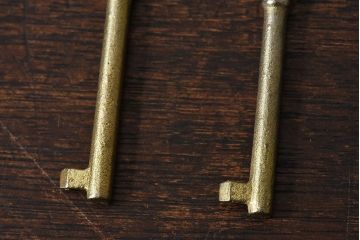 アンティーク雑貨　昭和レトロ　シャビーな質感が味わい深いキー(鍵、カギ)2本セット