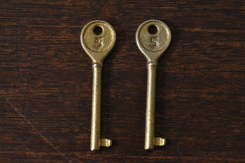 アンティーク雑貨　昭和レトロ　シャビーな質感が味わい深いキー(鍵、カギ)2本セット