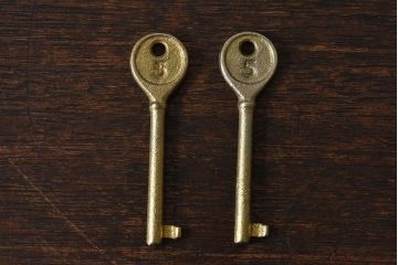 アンティーク雑貨　昭和レトロ　シャビーな質感が味わい深いキー(鍵、カギ)2本セット