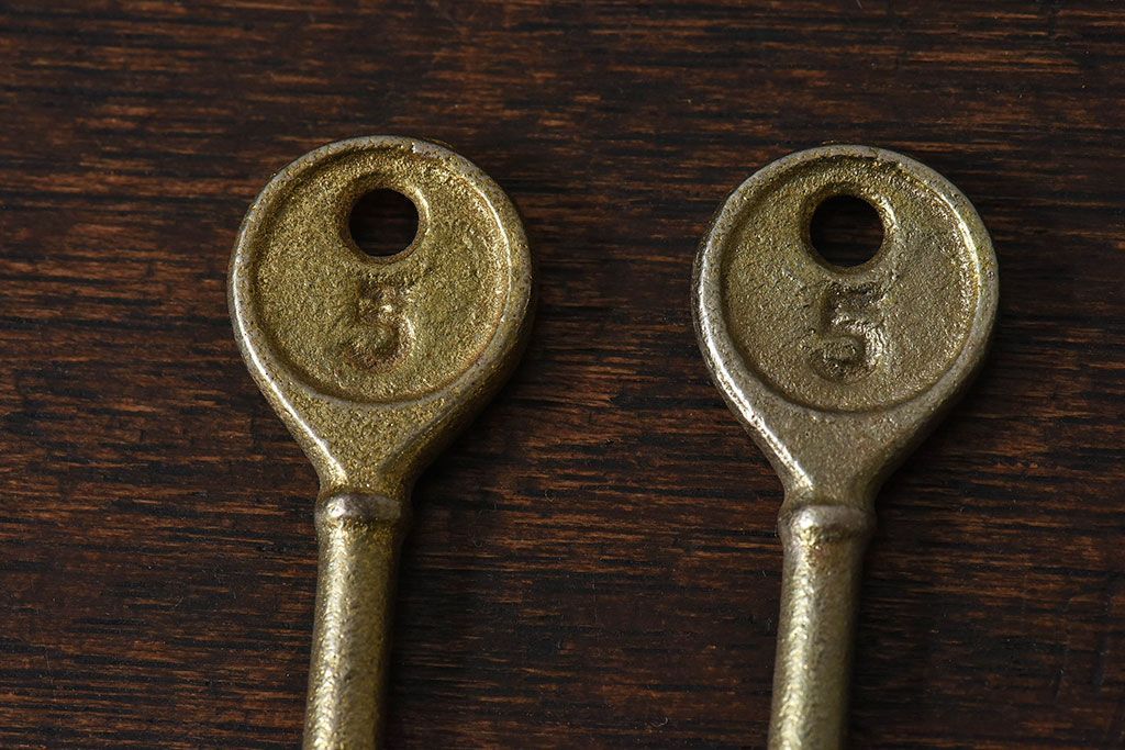 アンティーク雑貨　昭和レトロ　シャビーな質感が味わい深いキー(鍵、カギ)2本セット
