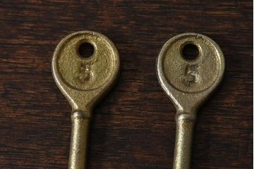 アンティーク雑貨　昭和レトロ　シャビーな質感が味わい深いキー(鍵、カギ)2本セット