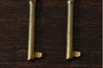 アンティーク雑貨　昭和レトロ　シャビーな質感が味わい深いキー(鍵、カギ)2本セット