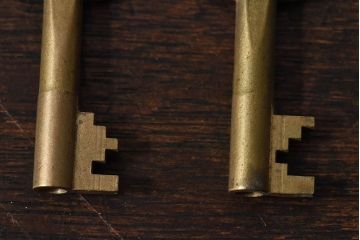 アンティーク雑貨　イギリスアンティーク　シャビーな質感が味わい深いキー(鍵、カギ)2本セット