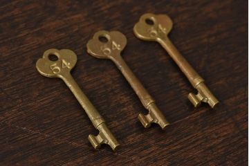 アンティーク雑貨　イギリスアンティーク　シャビーな質感が味わい深いキー(鍵、カギ)3本セット(1)