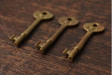 アンティーク雑貨　イギリスアンティーク　シャビーな質感が味わい深いキー(鍵、カギ)3本セット(1)