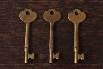 アンティーク雑貨　イギリスアンティーク　シャビーな質感が味わい深いキー(鍵、カギ)3本セット(1)