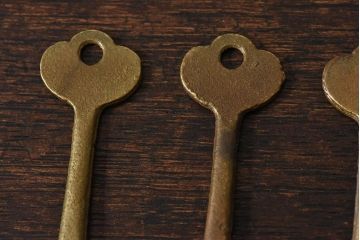 アンティーク雑貨　イギリスアンティーク　シャビーな質感が味わい深いキー(鍵、カギ)3本セット(1)