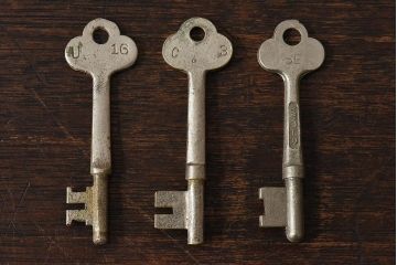 アンティーク雑貨　イギリスアンティーク　シャビーな質感が味わい深いキー(鍵、カギ)3本セット(2)