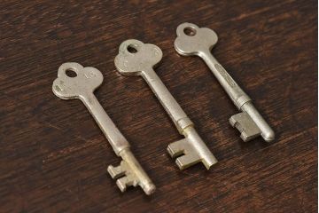 アンティーク雑貨　イギリスアンティーク　シャビーな質感が味わい深いキー(鍵、カギ)3本セット(2)