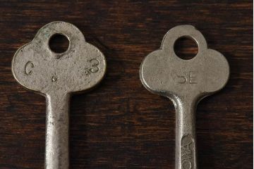 アンティーク雑貨　イギリスアンティーク　シャビーな質感が味わい深いキー(鍵、カギ)3本セット(2)