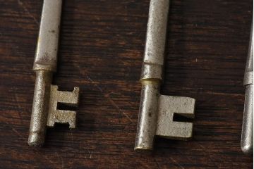 アンティーク雑貨　イギリスアンティーク　シャビーな質感が味わい深いキー(鍵、カギ)3本セット(2)