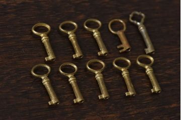 アンティーク雑貨　イギリスアンティーク　シャビーな質感が味わい深いキー(鍵、カギ)10本セット