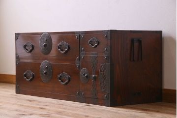 アンティーク家具　前面栗材　漆塗り!桜丸金具の時代箪笥ローボード(米沢箪笥、衣装箪笥、引き出し、テレビ台)(1)