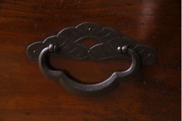 アンティーク家具　前面栗材　漆塗り!桜丸金具の時代箪笥ローボード(米沢箪笥、衣装箪笥、引き出し、テレビ台)(1)