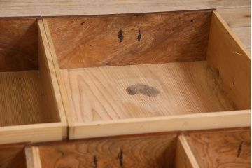 アンティーク家具　和製アンティーク　気泡ガラス入り　前面ケヤキ材の上質な収納棚(戸棚、食器棚)