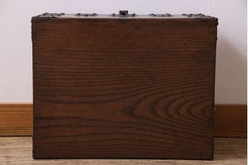 アンティーク雑貨　和製アンティーク　総欅材　立派な金具が魅力的な時代収納箱(小物収納箱)