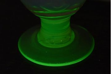アンティーク雑貨　和ガラス　大正時代　赤緑暈し　ウラン脚の三色氷コップ(ラッパ形)