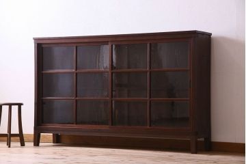 アンティーク家具　和製アンティーク　格子引き戸が印象的な収納棚(戸棚、食器棚、飾り棚)