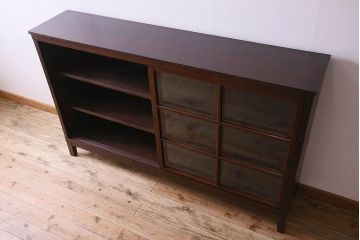 アンティーク家具　和製アンティーク　格子引き戸が印象的な収納棚(戸棚、食器棚、飾り棚)