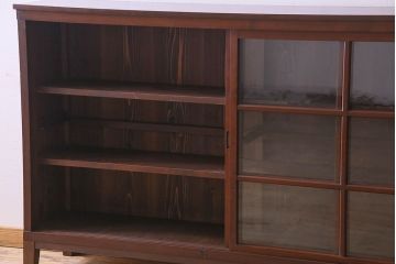 アンティーク家具　和製アンティーク　格子引き戸が印象的な収納棚(戸棚、食器棚、飾り棚)