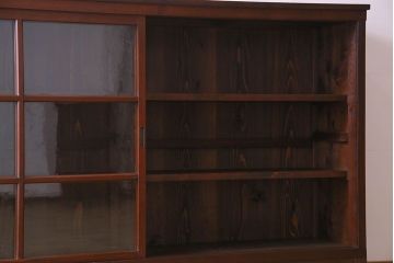 アンティーク家具　和製アンティーク　格子引き戸が印象的な収納棚(戸棚、食器棚、飾り棚)