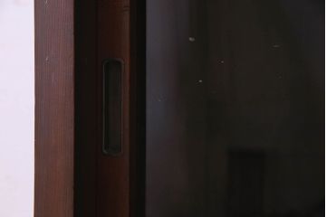 アンティーク家具　和製アンティーク　格子引き戸が印象的な収納棚(戸棚、食器棚、飾り棚)