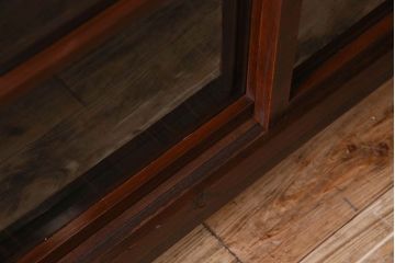 アンティーク家具　和製アンティーク　格子引き戸が印象的な収納棚(戸棚、食器棚、飾り棚)