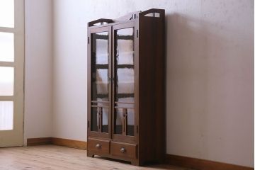 アンティーク家具　大正ロマン　美しい透かし彫り入りの大振りな本箱(ブックケース、食器棚)