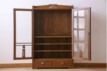アンティーク家具　大正ロマン　美しい透かし彫り入りの大振りな本箱(ブックケース、食器棚)