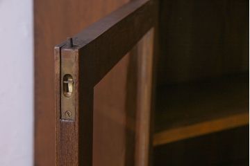 アンティーク家具　大正ロマン　美しい透かし彫り入りの大振りな本箱(ブックケース、食器棚)