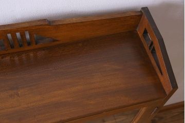 アンティーク家具　大正ロマン　美しい透かし彫り入りの大振りな本箱(ブックケース、食器棚)