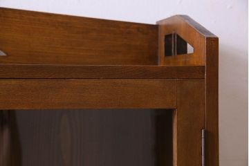 アンティーク家具　大正ロマン　美しい透かし彫り入りの大振りな本箱(ブックケース、食器棚)