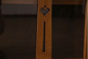 アンティーク家具　大正ロマン　美しい透かし彫り入りの大振りな本箱(ブックケース、食器棚)