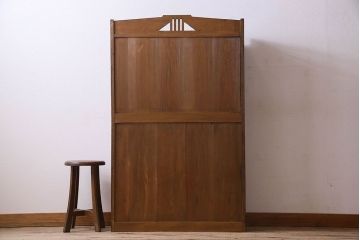 アンティーク家具　大正ロマン　美しい透かし彫り入りの大振りな本箱(ブックケース、食器棚)