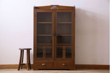 アンティーク家具　大正ロマン　美しい透かし彫り入りの大振りな本箱(ブックケース、食器棚)
