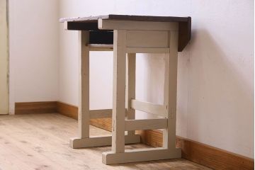 アンティーク雑貨　ペイント家具　小学校で使われていた小振りなアンティークデスク(机、在宅ワーク、在宅用サイドテーブル、花台)