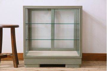 ペイント家具　4面ガラス!落ち着きのある色合いの小振りなガラスケース(ガラスケース・ショーケース)
