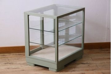 ペイント家具　4面ガラス!落ち着きのある色合いの小振りなガラスケース(ガラスケース・ショーケース)