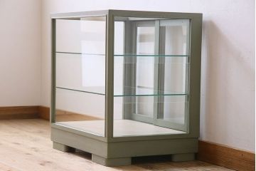 ペイント家具　4面ガラス!落ち着きのある色合いの小振りなガラスケース(ガラスケース・ショーケース)