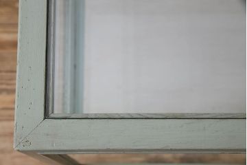 ペイント家具　4面ガラス!落ち着きのある色合いの小振りなガラスケース(ガラスケース・ショーケース)